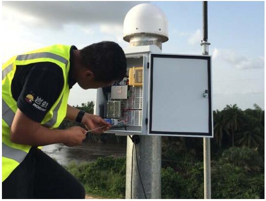 董秀峰在安裝監測站 董秀峰在安裝監測站